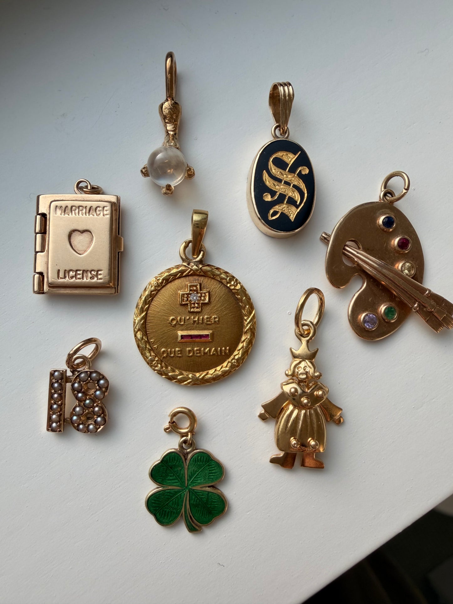 Vintage yellow 18K articulated Queen charm