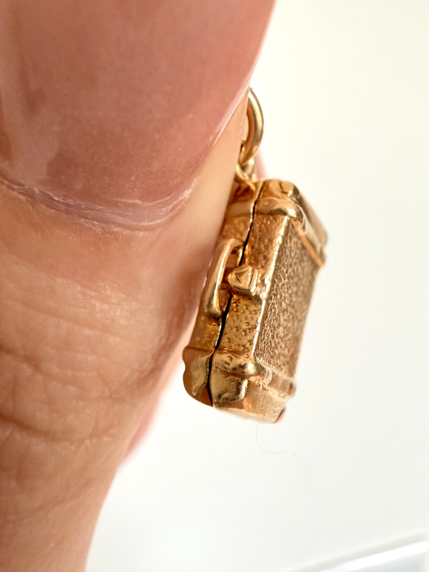 Vintage yellow 14k gold opening suitcase charm