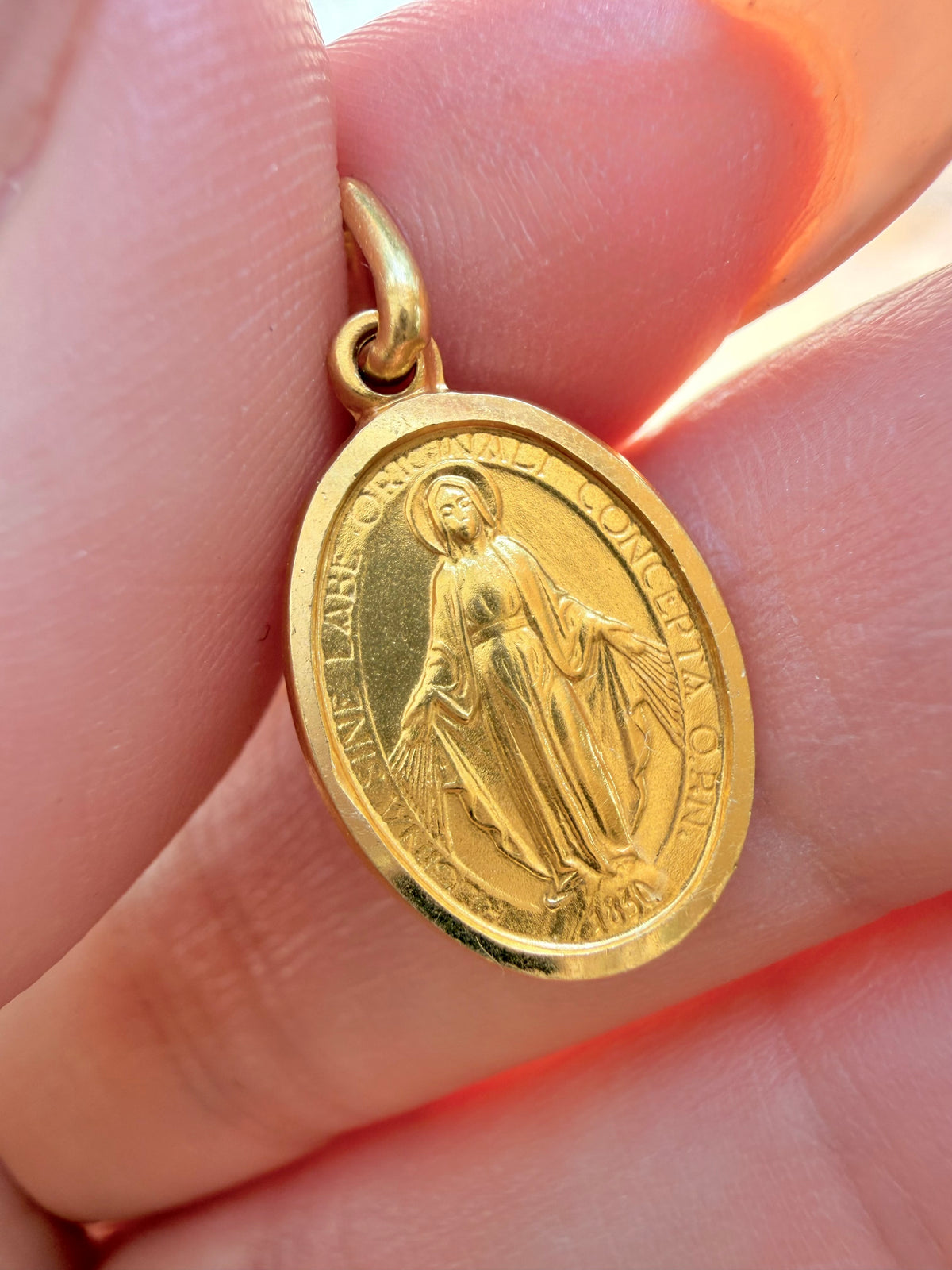 Vintage 18K Unoaerre Virgin Mary miraculous medal charm