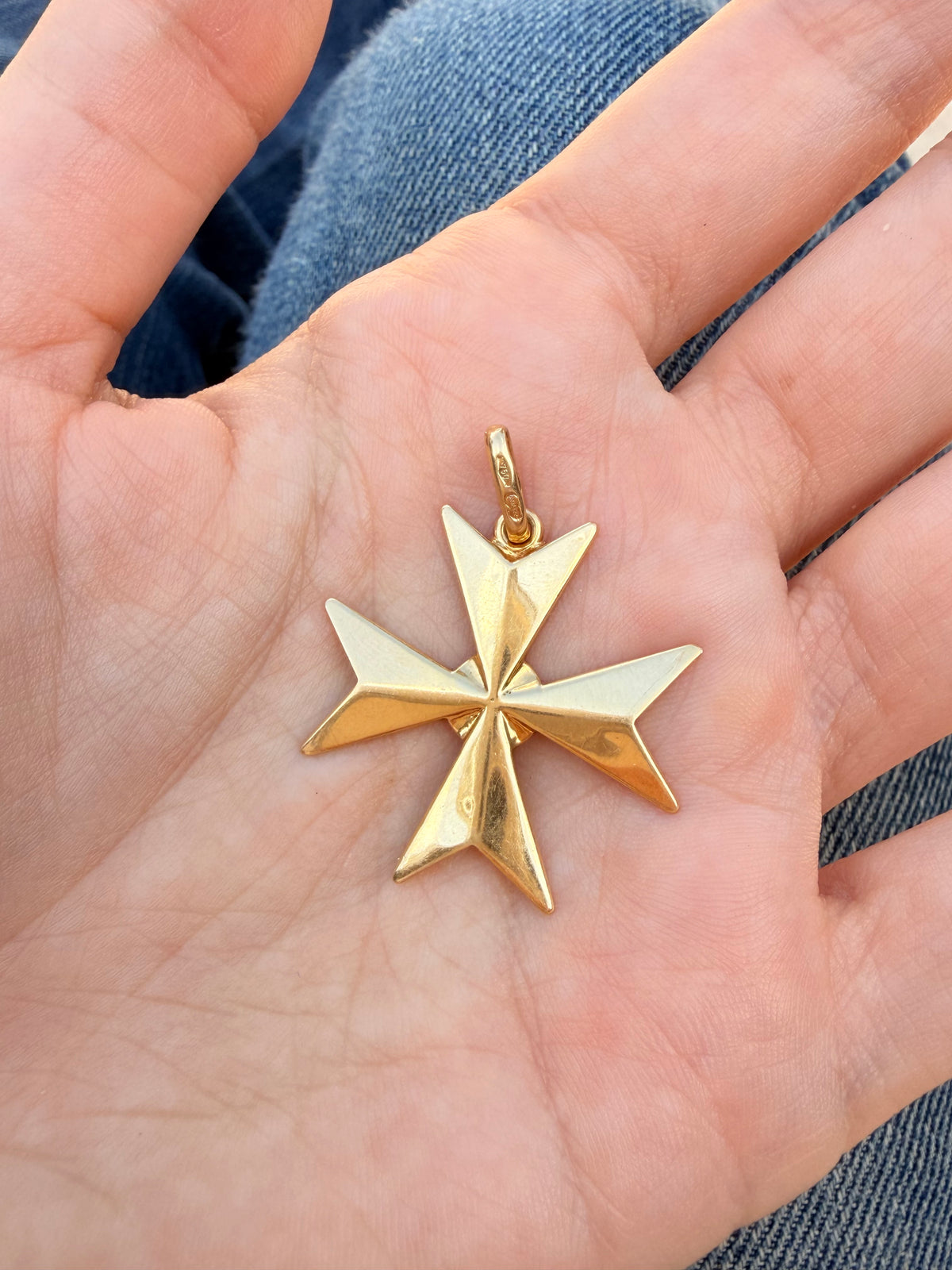 Vintage yellow 18K gold Maltese cross pendant