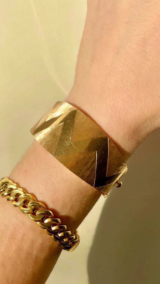 Vintage yellow 18K dual finish zig zag wide hinge bangle