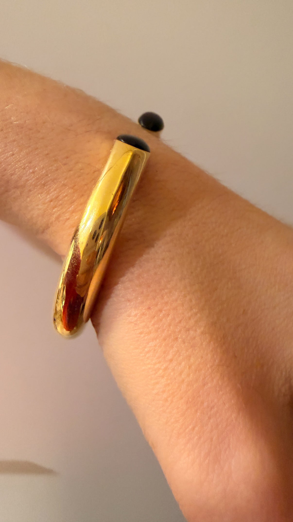 Vintage yellow 18K open bangle with onyx ends, 7 inch