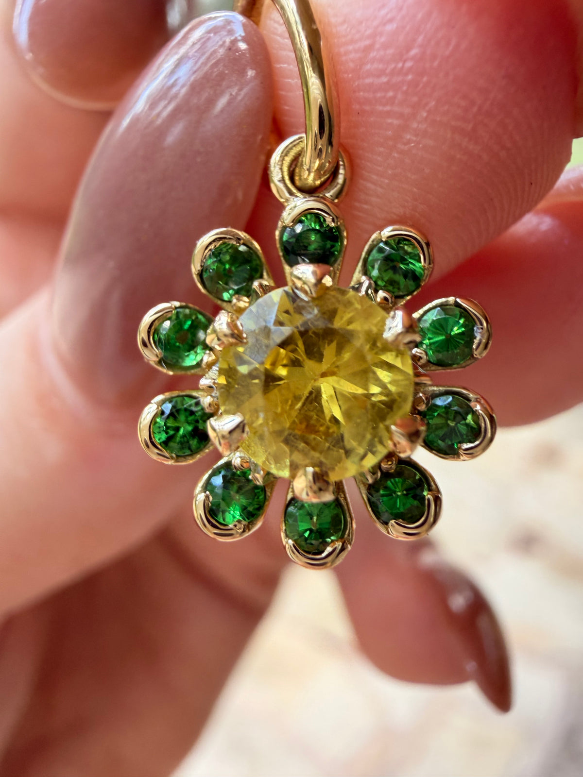 3GOG Natural Yellow Sapphire Flower Pendant 18K - Oct 2026 drop