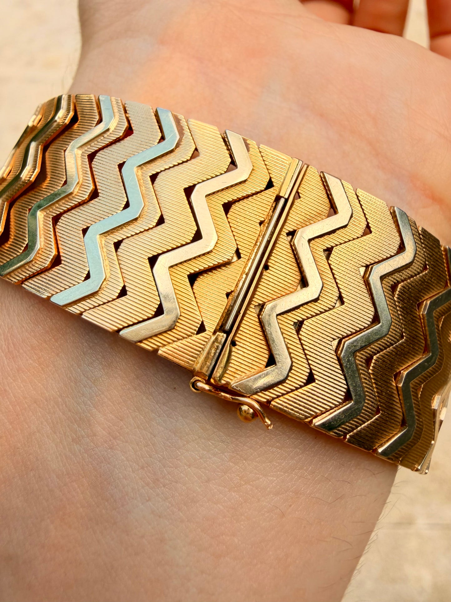 Vintage 18K UnoAerre chevron pattern wide bracelet