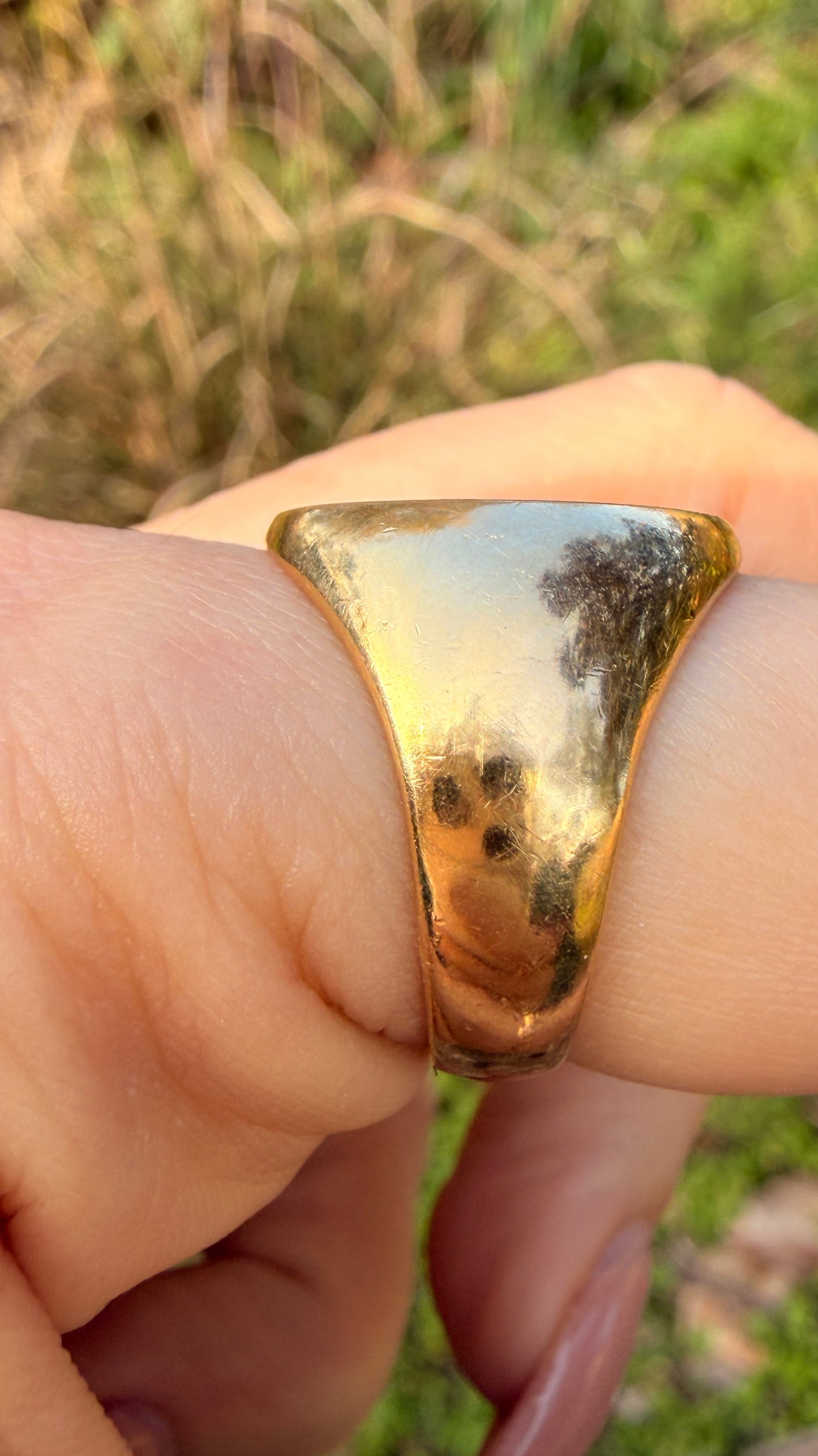Vintage yellow 14K gold hand engraved 'AM' signet ring, size 7.5