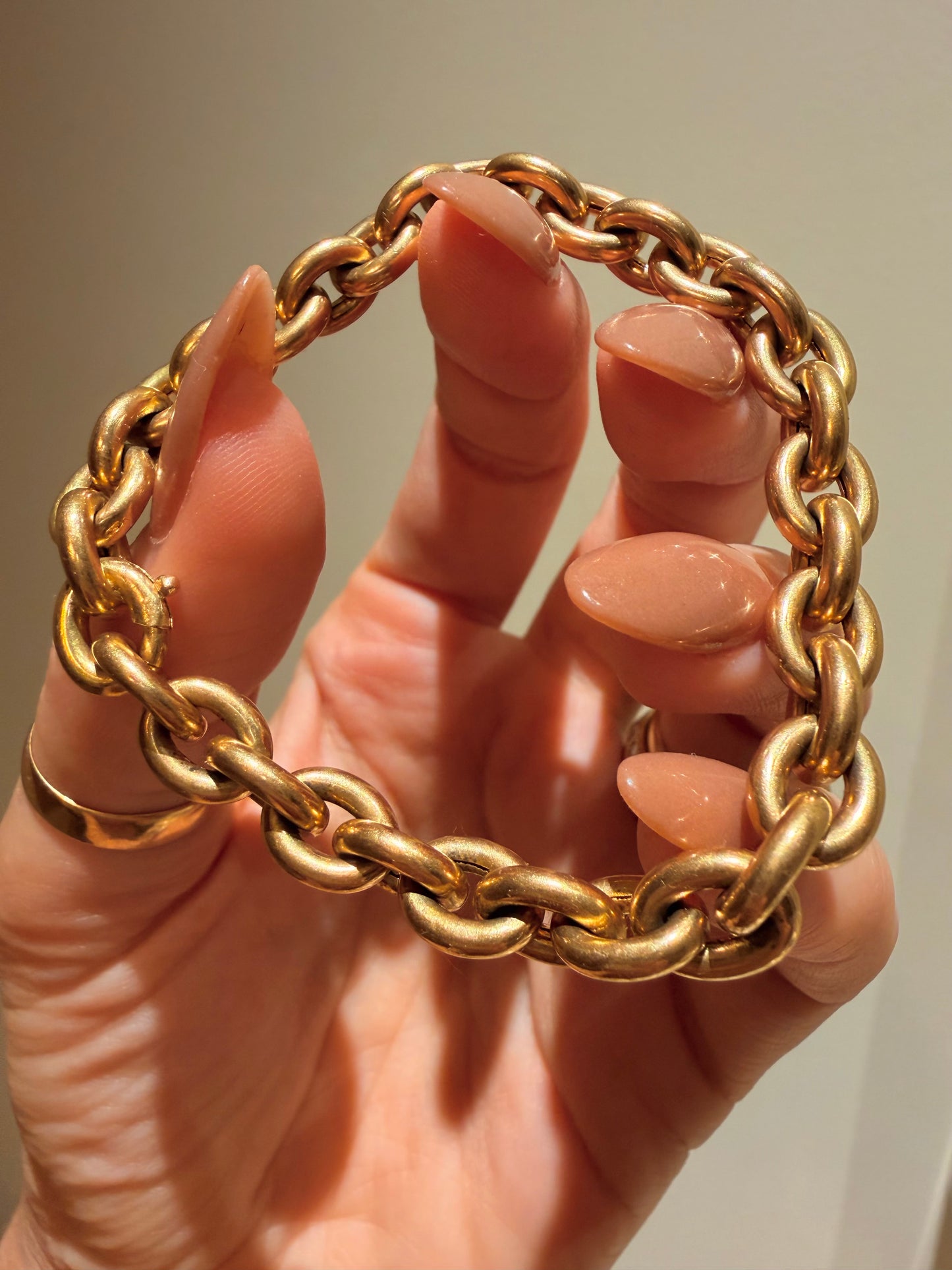 Vintage yellow 18K round cable link bracelet with continuous clasp, 6 and 5/8 inch fit