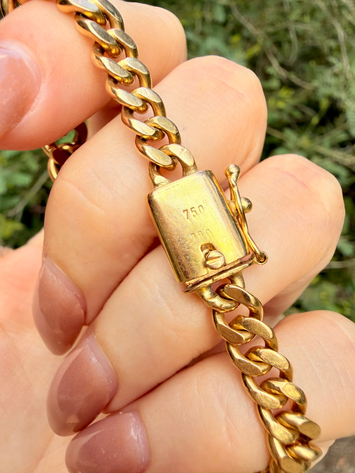 Vintage yellow 18K solid graduated curb bracelet, 7.5 inch sizable