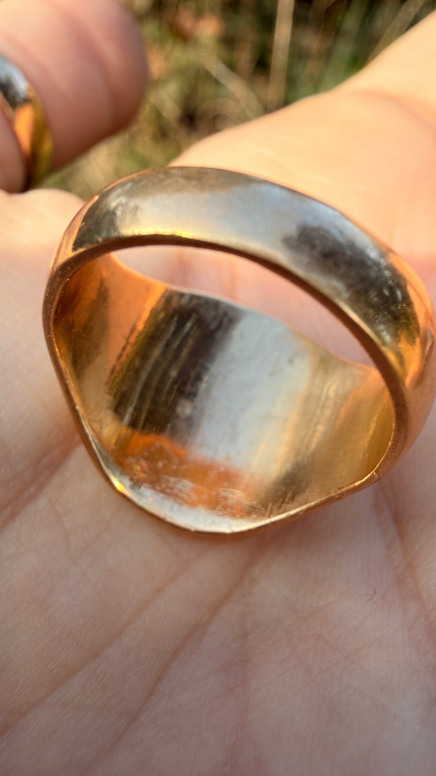 Vintage yellow 14K gold hand engraved 'AM' signet ring, size 7.5