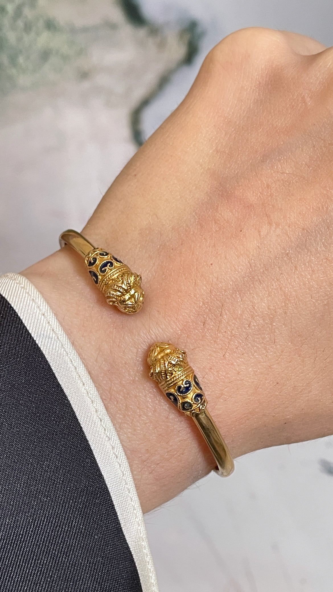 Vintage yellow 14K gold and blue enamel lion heads bangle