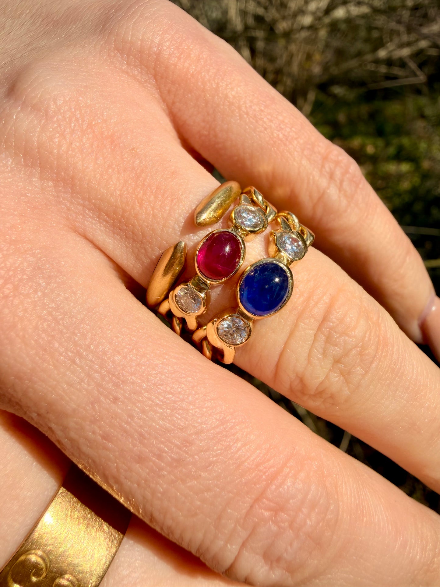 Vintage yellow 18K solid curb chain ring with .3ctw natural Sapphire cabochon and .3ctw diamonds