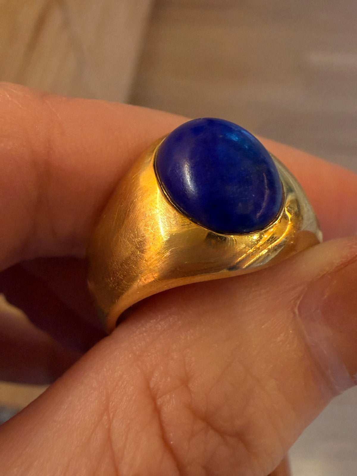 Vintage yellow 18K lapis lazuli cabochon signet ring, size 8.75 sizable