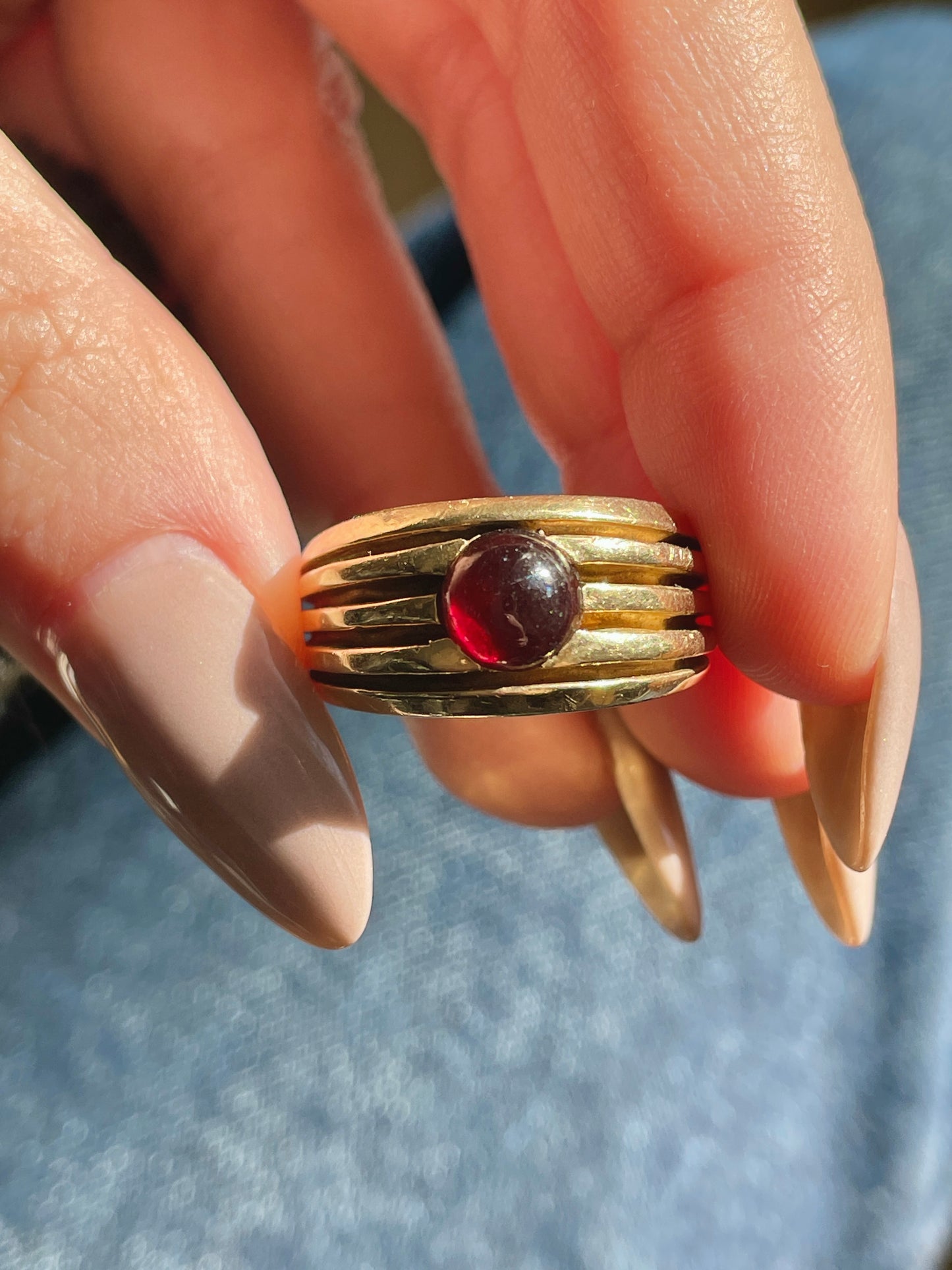 Vintage yellow 14K garnet cabochon ribbed band, size 8.5