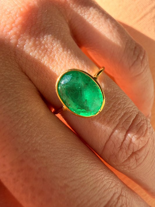 Vintage yellow 18K bezel set approx 2.5ctw natural emerald ring, size 6.5
