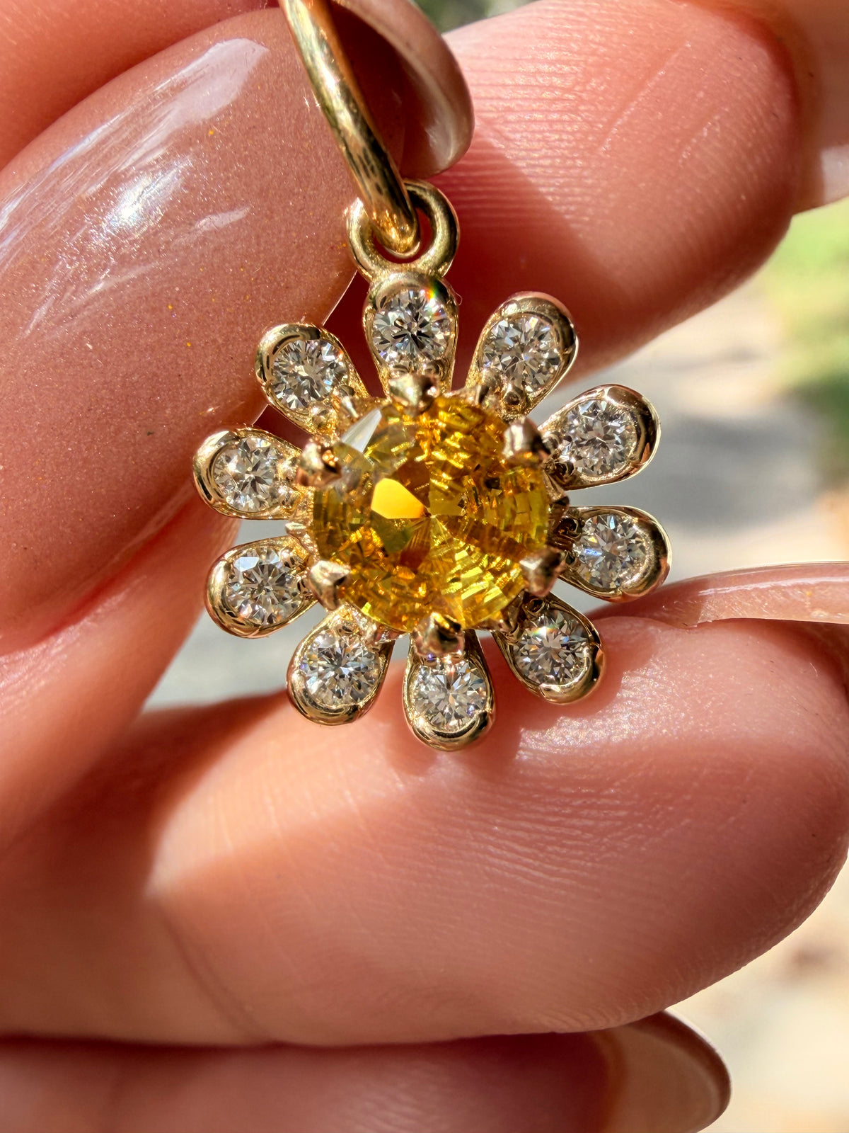3GOG Natural Yellow Sapphire Flower Pendant 18K - Oct 2026 drop