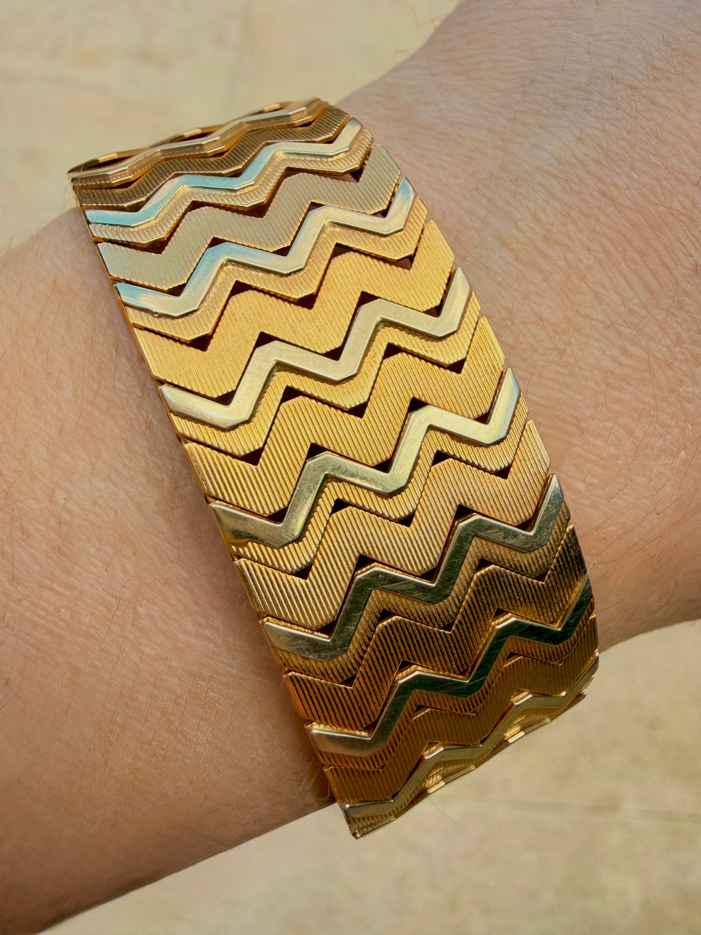 Vintage 18K UnoAerre chevron pattern wide bracelet