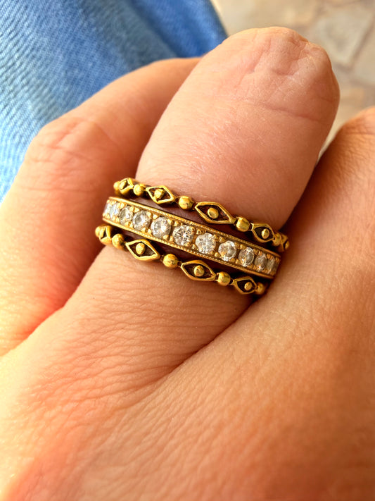 Vintage yellow 18K patterned eternity band pair, 5.75 and 5.75/6