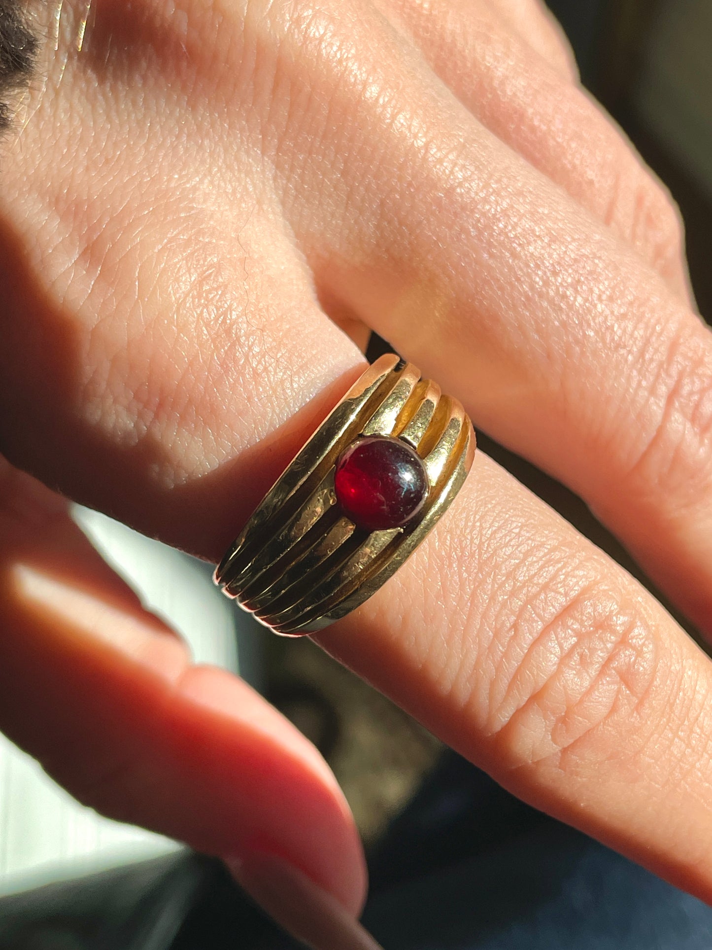 Vintage yellow 14K garnet cabochon ribbed band, size 8.5