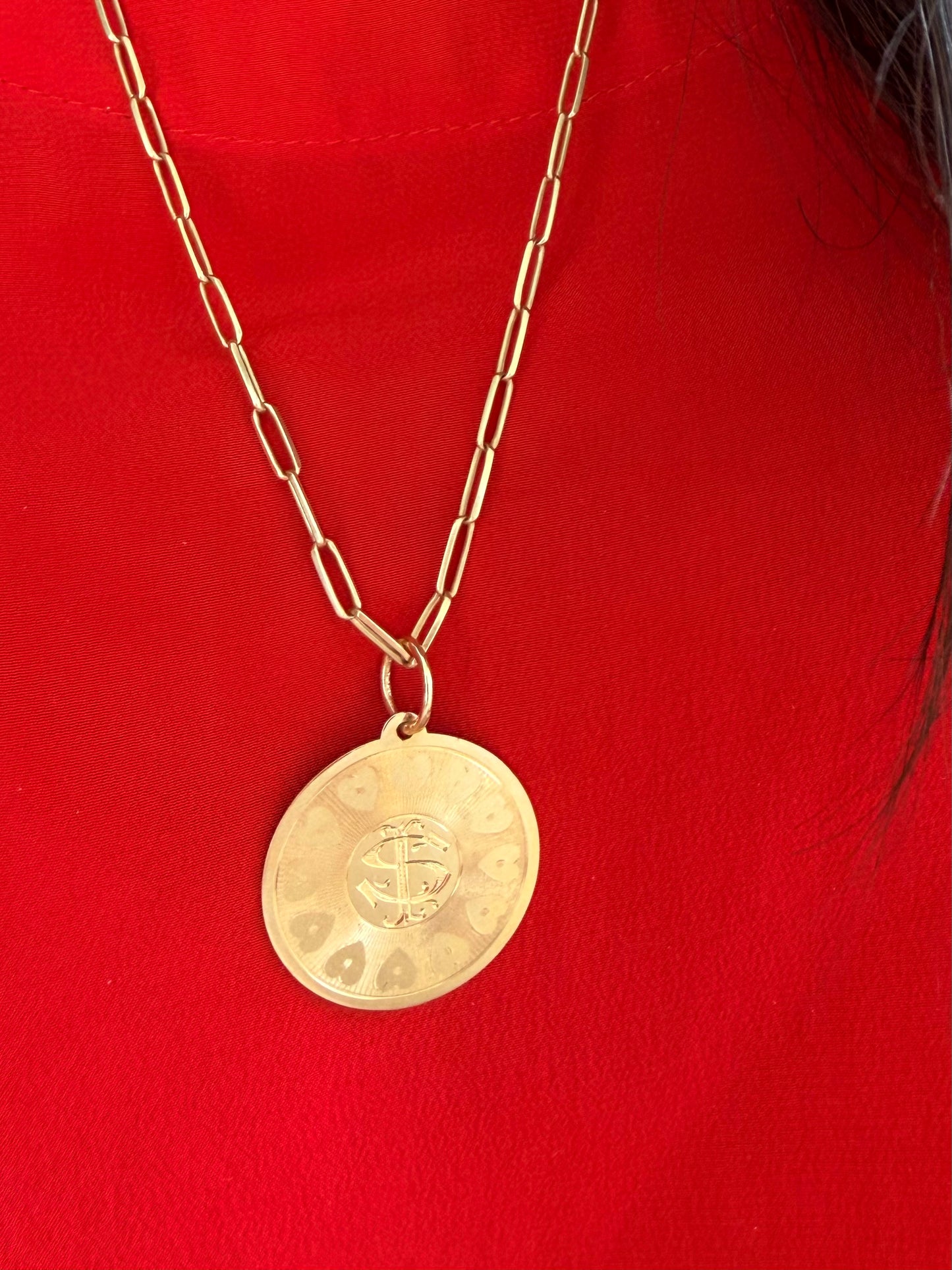 Vintage yellow 18K engraved 'SI / IS' medallion pendant with hearts and back engraving