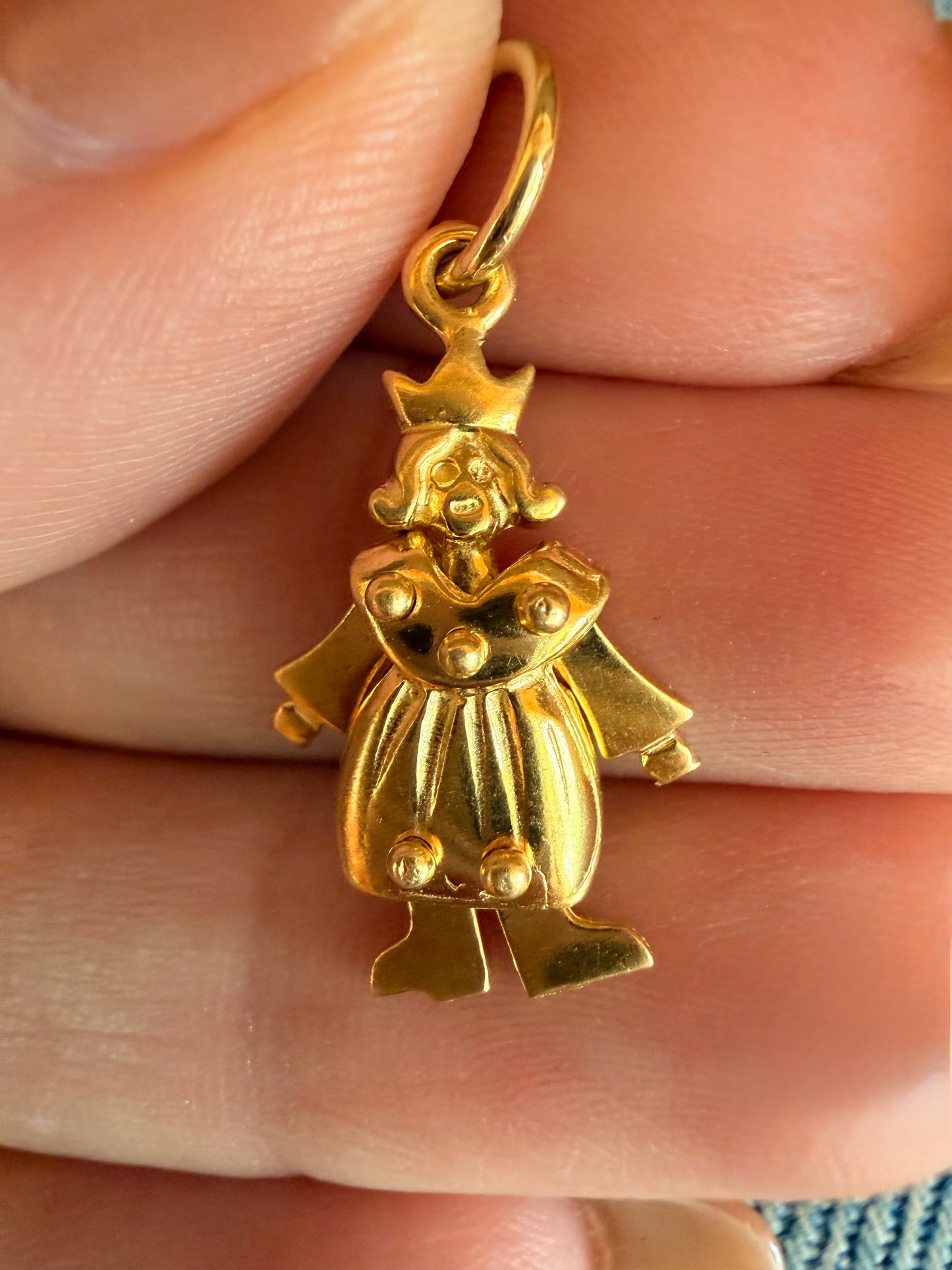 Vintage yellow 18K articulated Queen charm