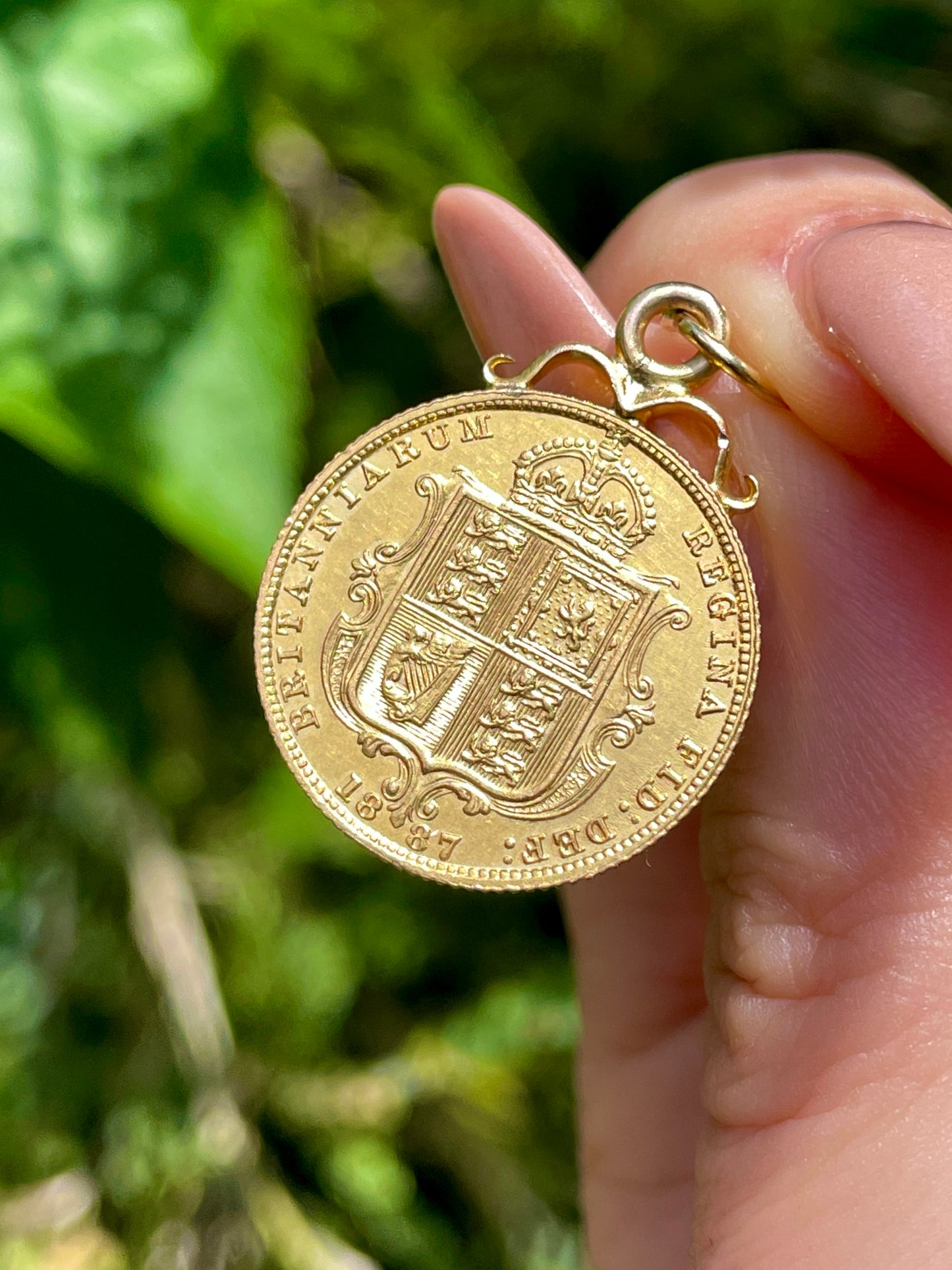 Yellow 22K Great Britain 1887 Victoria Jubilee shield coin pendant