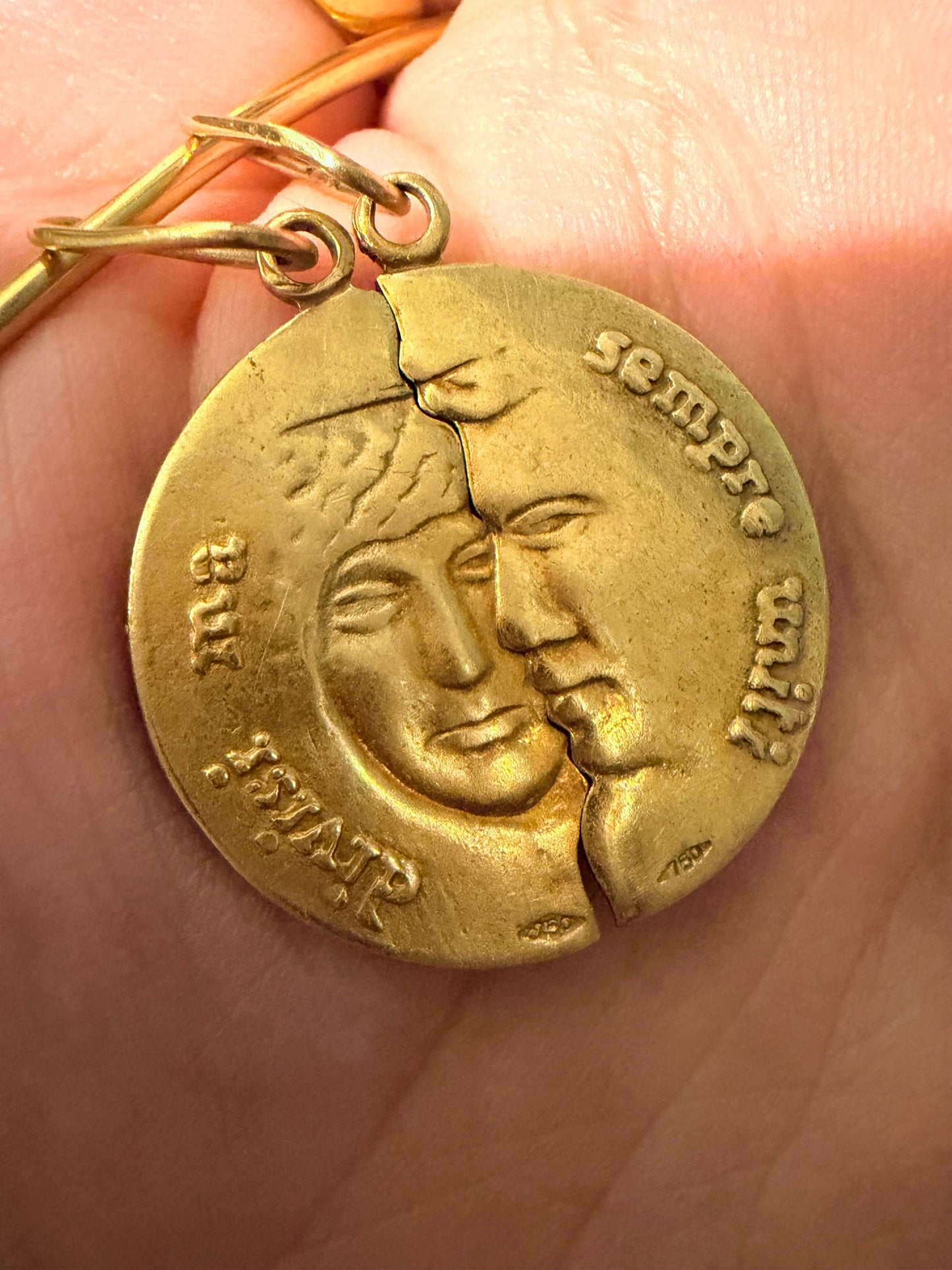 Vintage yellow 18K Divisi ma, Sempre uniti figural pendants