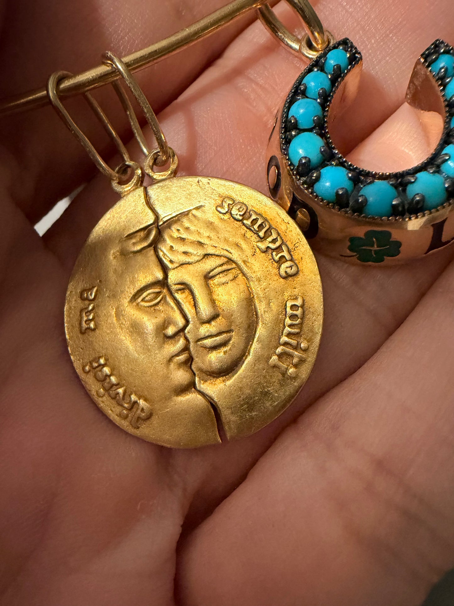 Vintage yellow 18K Divisi ma, Sempre uniti figural pendants