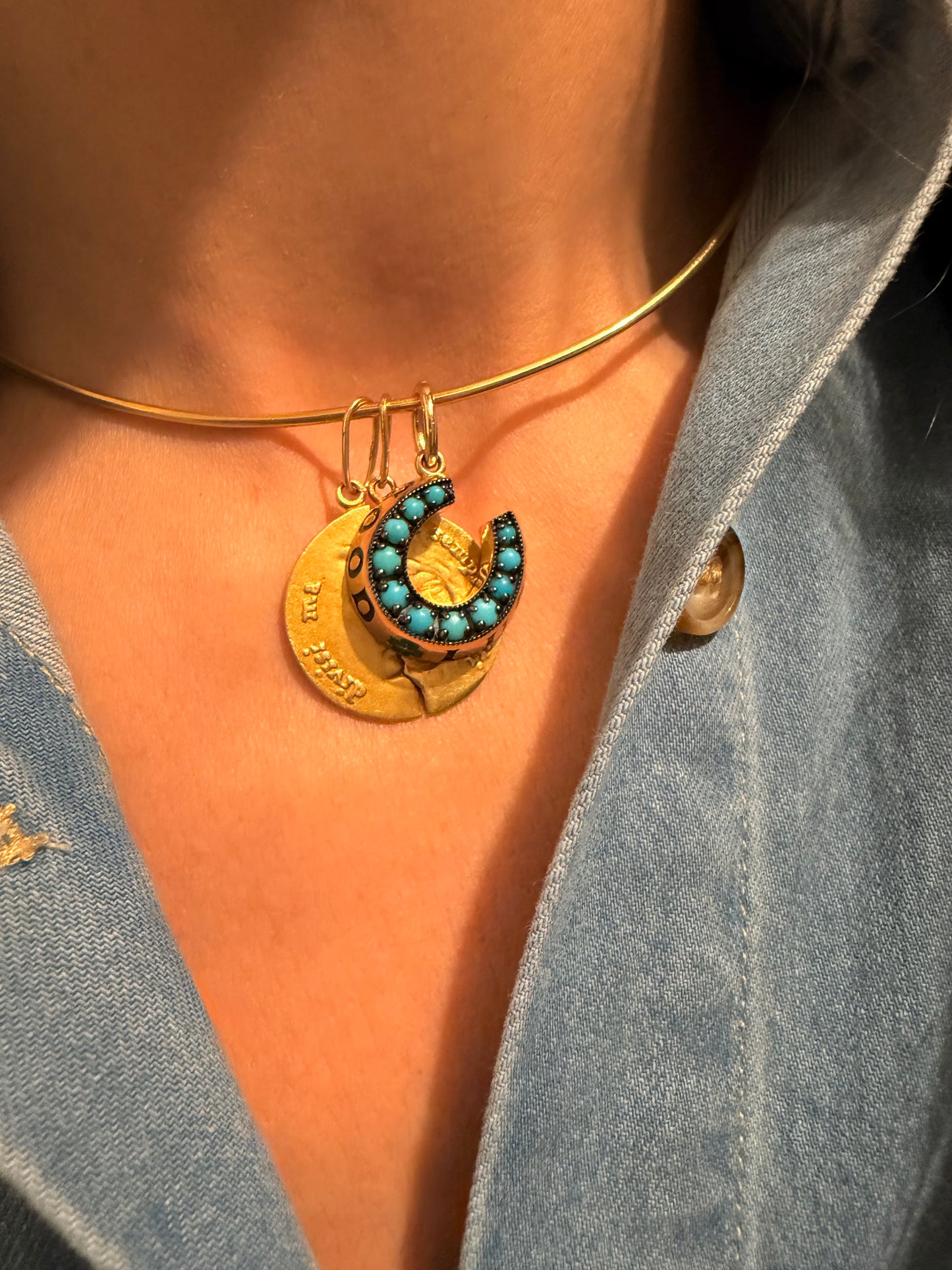 Vintage yellow 18K Divisi ma, Sempre uniti figural pendants