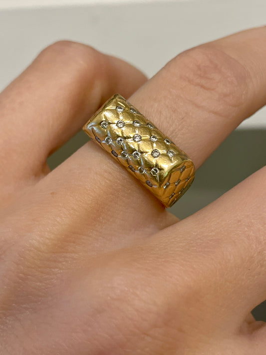 Vintage yellow 18K approx .4 ctw diamond quilted pattern squared band, size 6