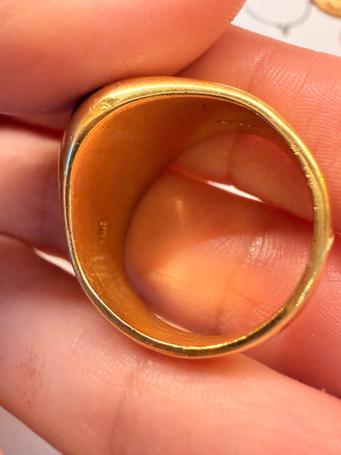 Vintage yellow 18K lapis lazuli cabochon signet ring, size 8.75 sizable