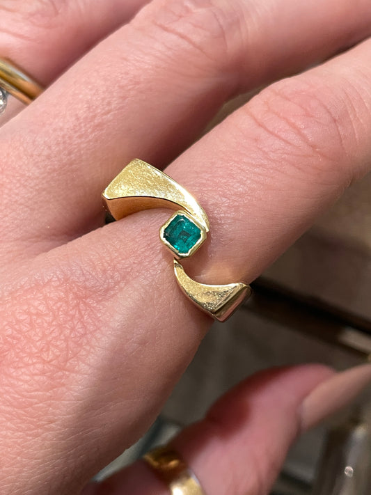 Vintage yellow 18K approx .28 ctw emerald swirly geometric ring, size 7.5