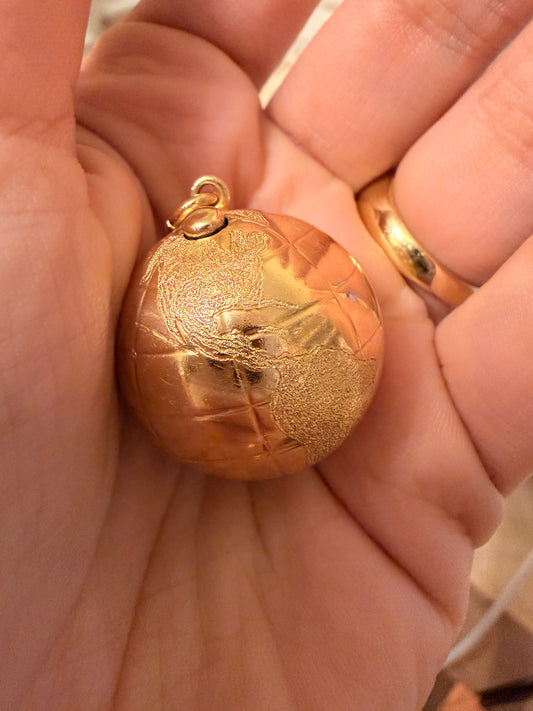 [PRIVATE] Vintage yellow 14K gold globe picture locket orb pendant