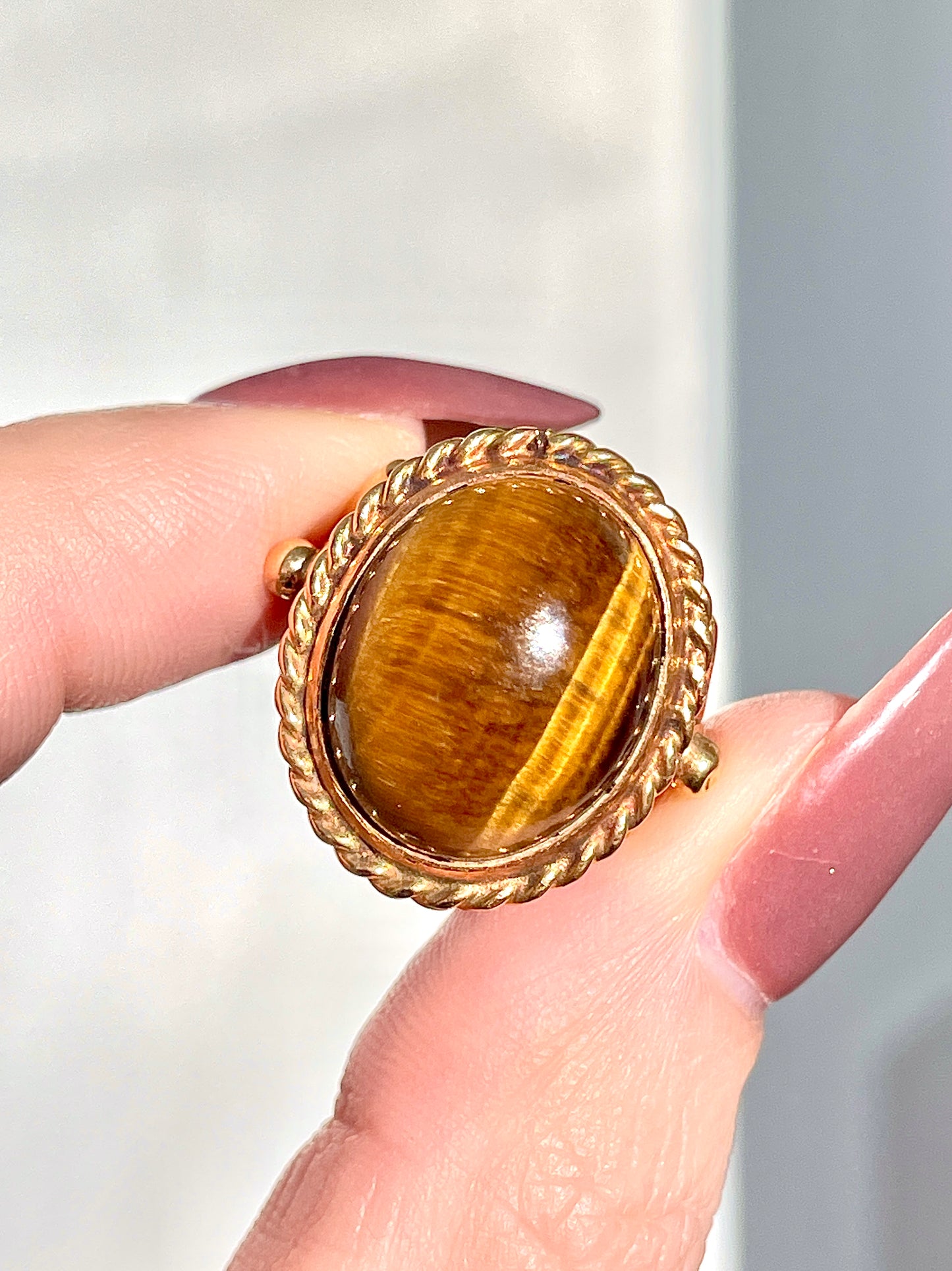 Vintage yellow 18K gold tigers eye cabochon twist detail ring, size 5.5-5.75