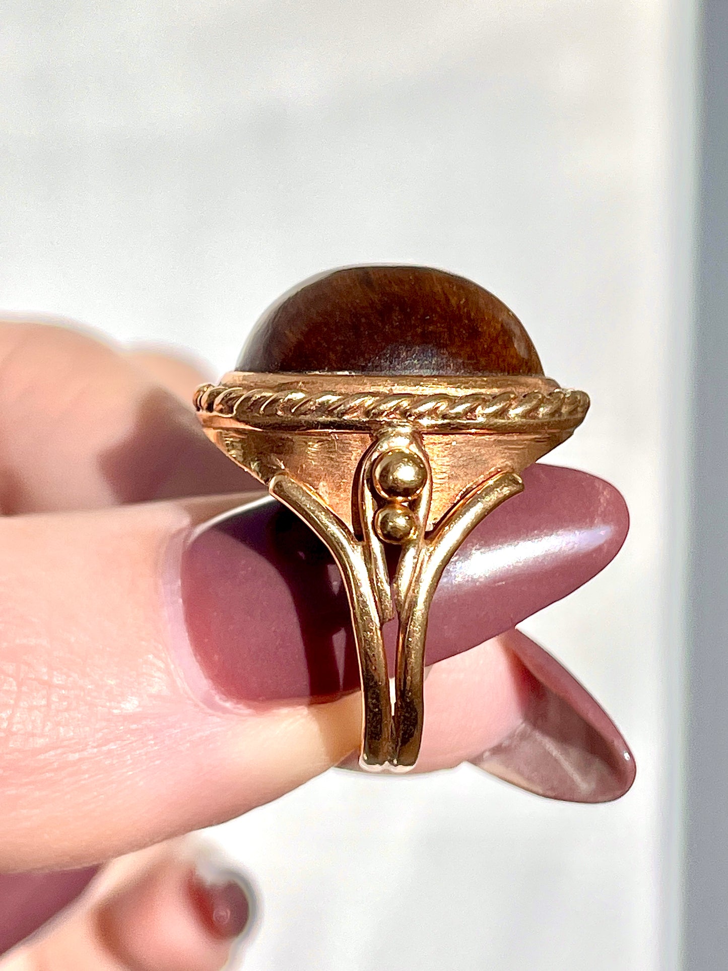 Vintage yellow 18K gold tigers eye cabochon twist detail ring, size 5.5-5.75