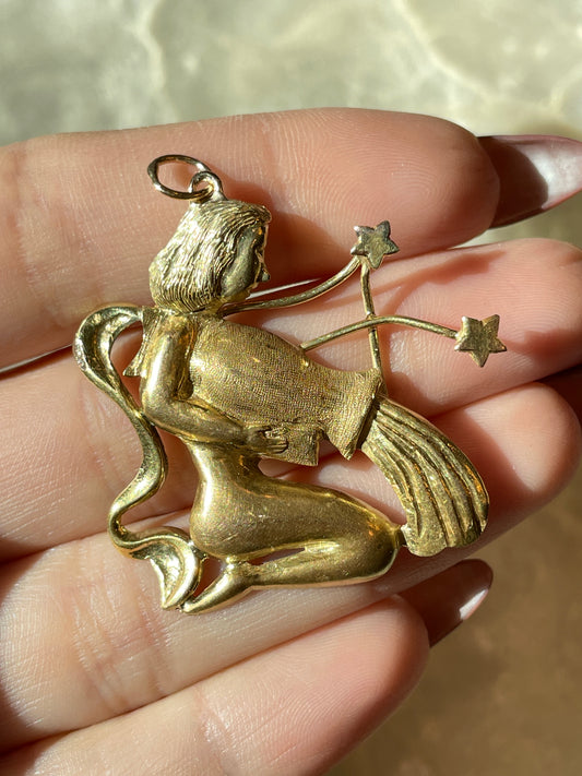 Vintage yellow 18K gold Aquarius statement pendant