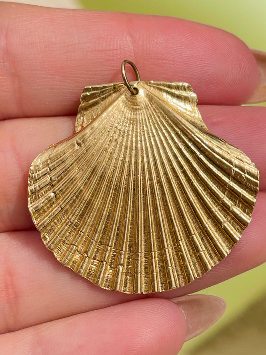 Vintage yellow 14K large textured shell pendant