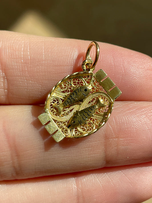 Vintage yellow 19K gold Pisces filigree charm