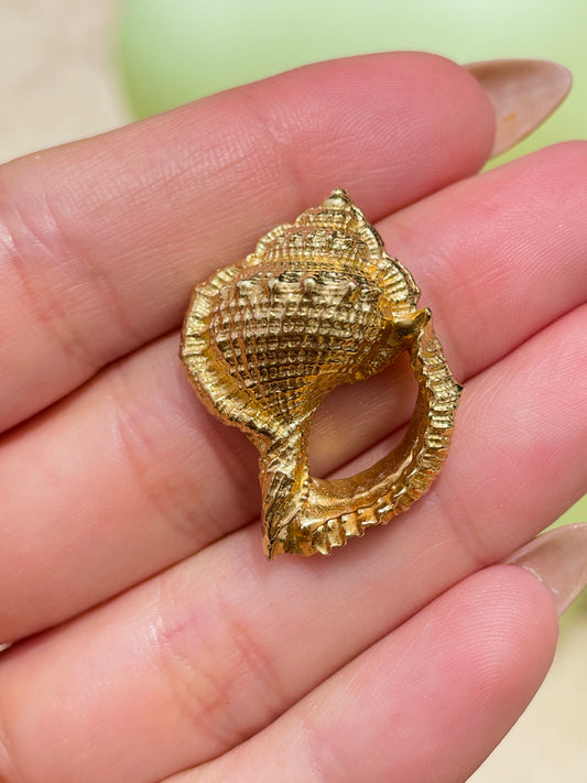 Vintage yellow 14K large textured conch shell pendant