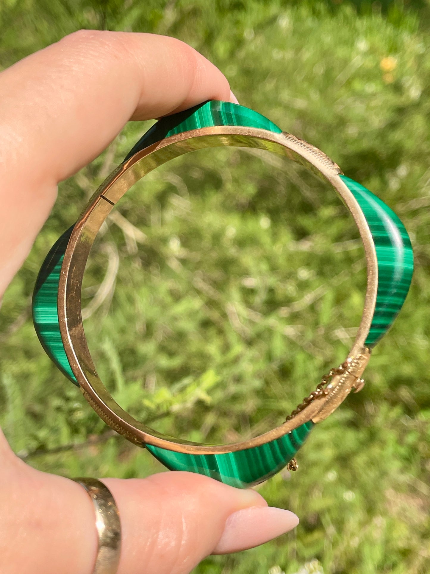 Vintage yellow 14K inlaid malachite hinge bangle