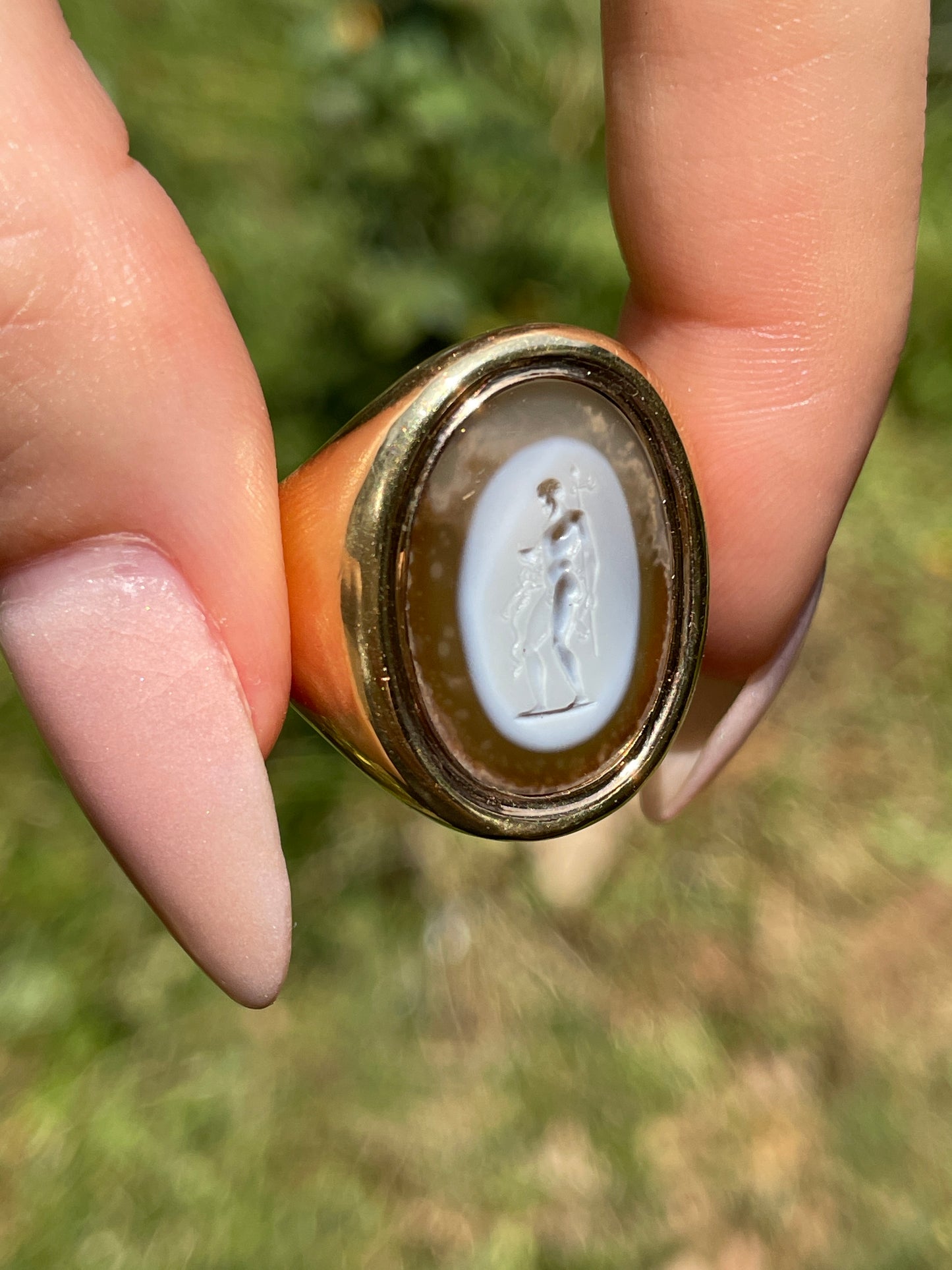 Vintage yellow 18K carved agate signet ring, size 10