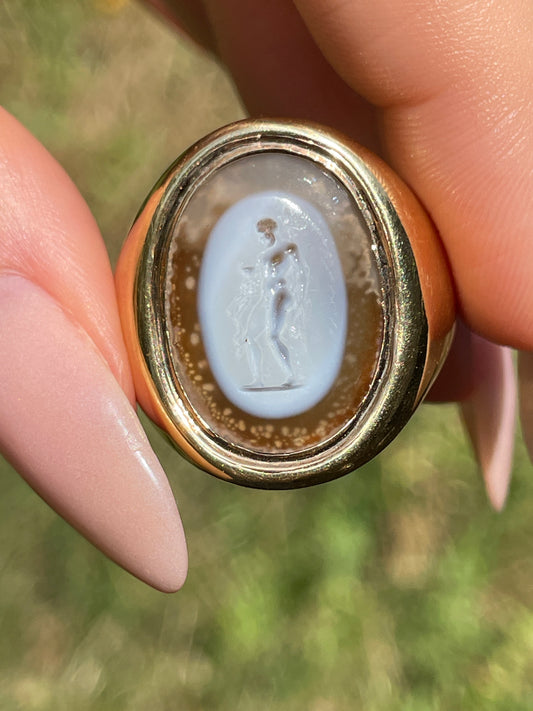 Vintage yellow 18K carved agate signet ring, size 10