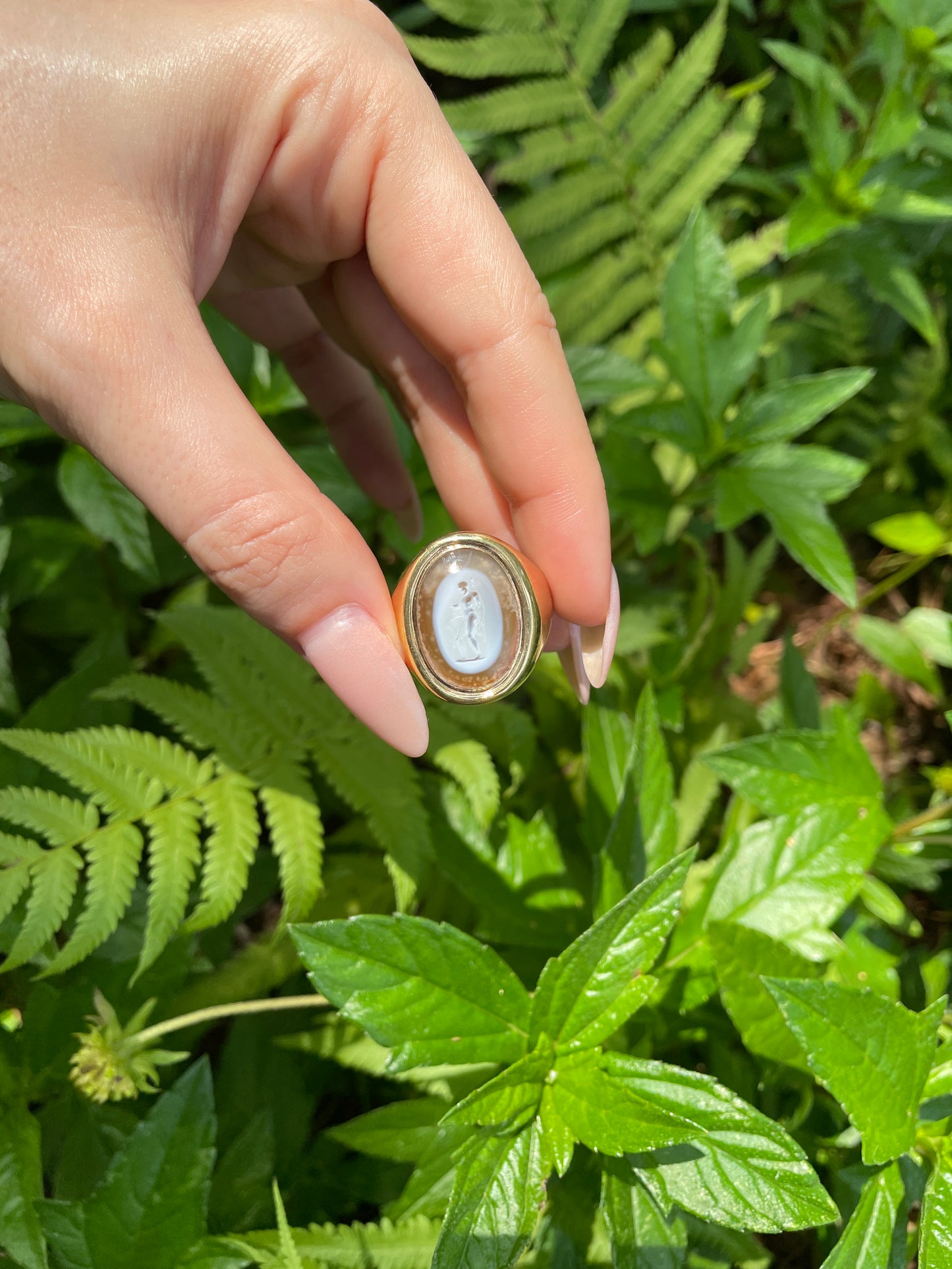 Vintage yellow 18K carved agate signet ring, size 10