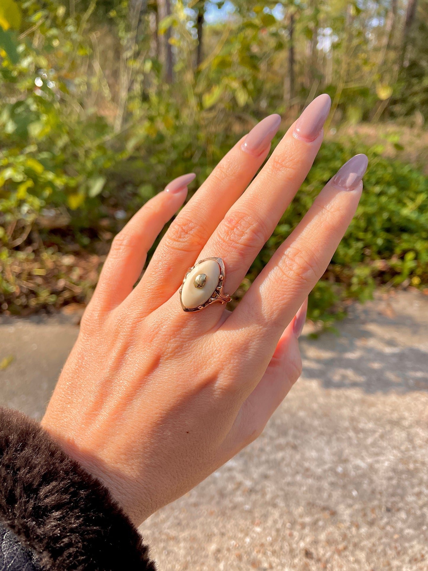 Vintage rosy 10K tooth with inset gold nugget ring, size 6.5