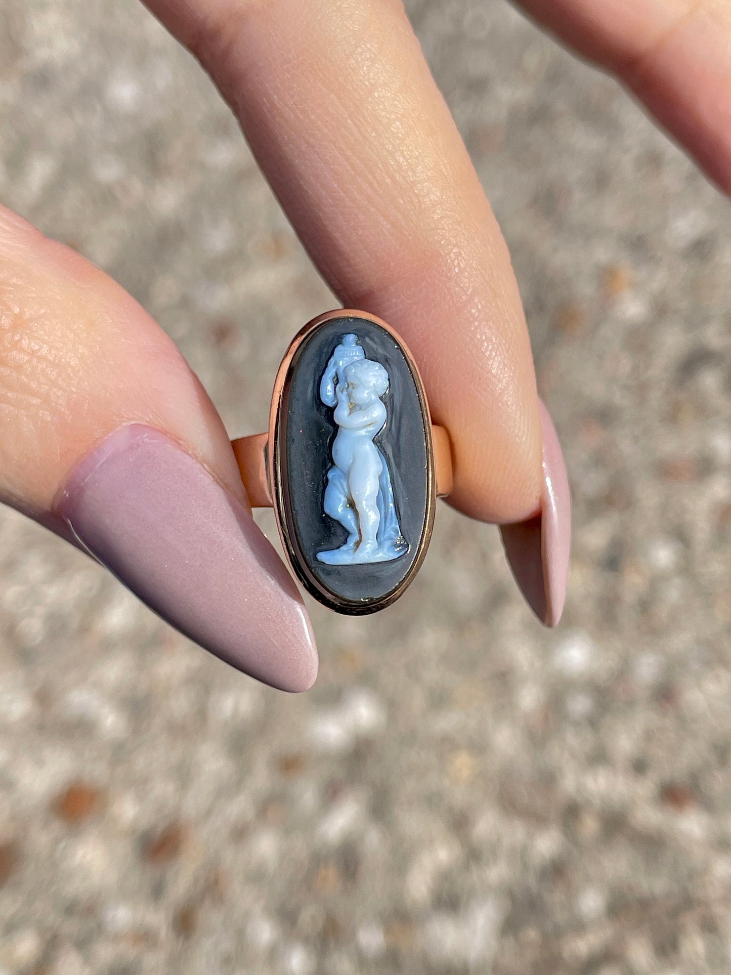 Antique rose 14K sardonyx cameo of putti holding vase, size 5