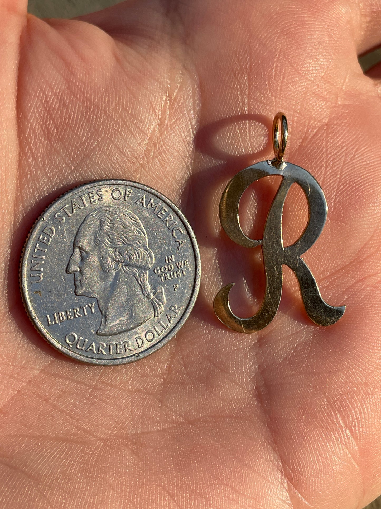 Vintage yellow 14K large letter script R pendant with stationary bale