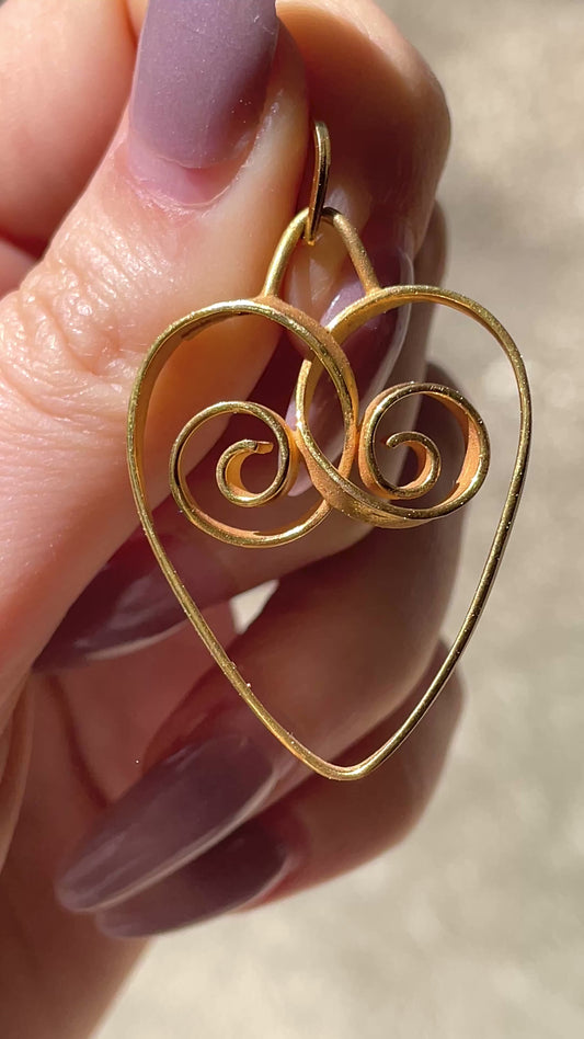 Vintage yellow 14K mixed finish heart scroll pendant