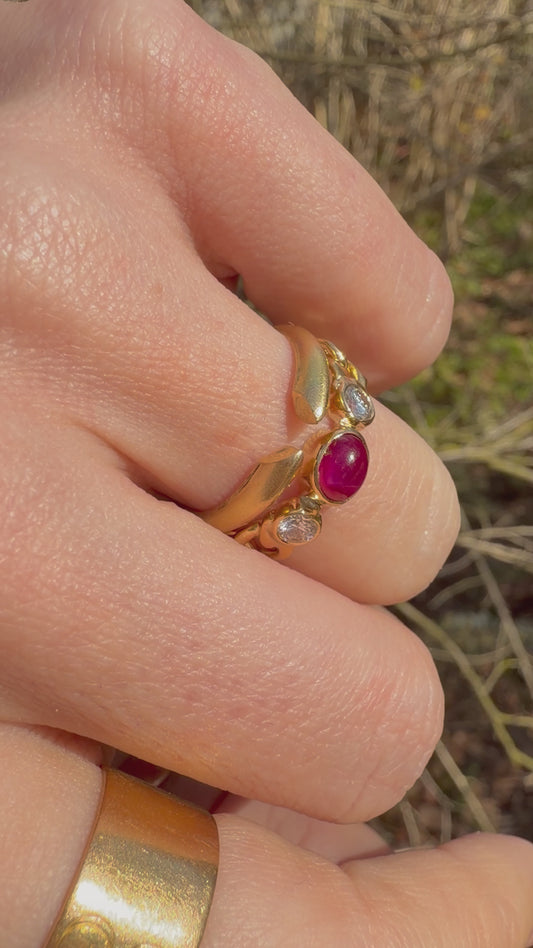 Vintage yellow 18K solid curb chain ring with .3ctw natural Ruby cabochon and .3ctw diamonds